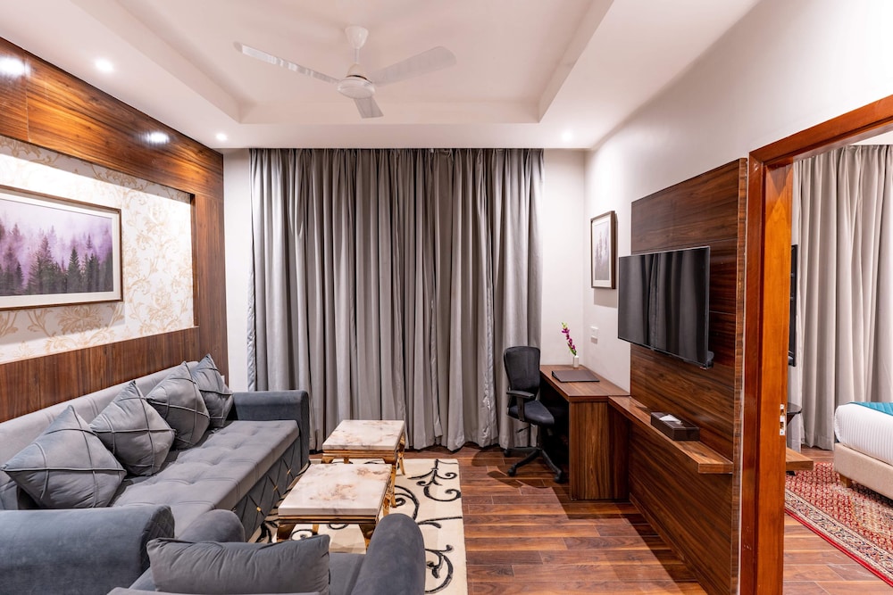 Suite with Balcony - Photo 4
