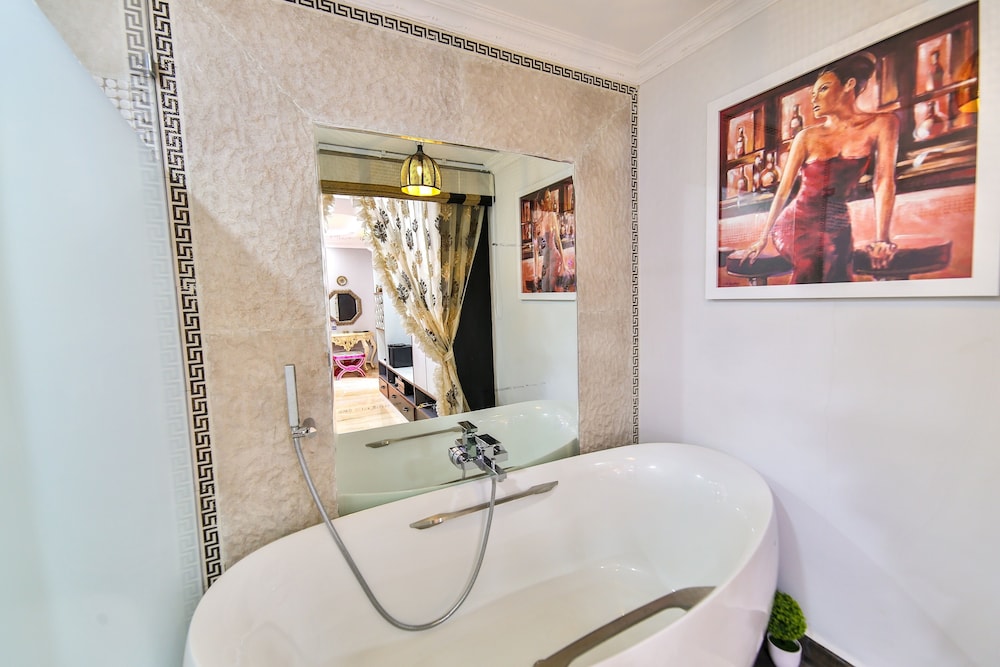 Executive Studio, Bathtub photo 2