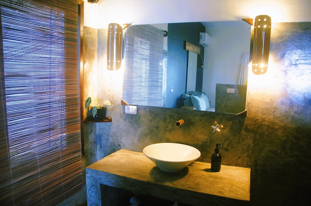 Deluxe Double Room with Balcony - Photo 6