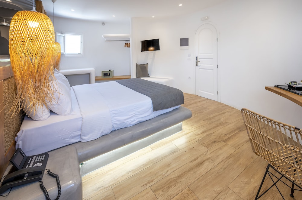 Honeymoon Windmill Suite with sharing pool - Photo 5