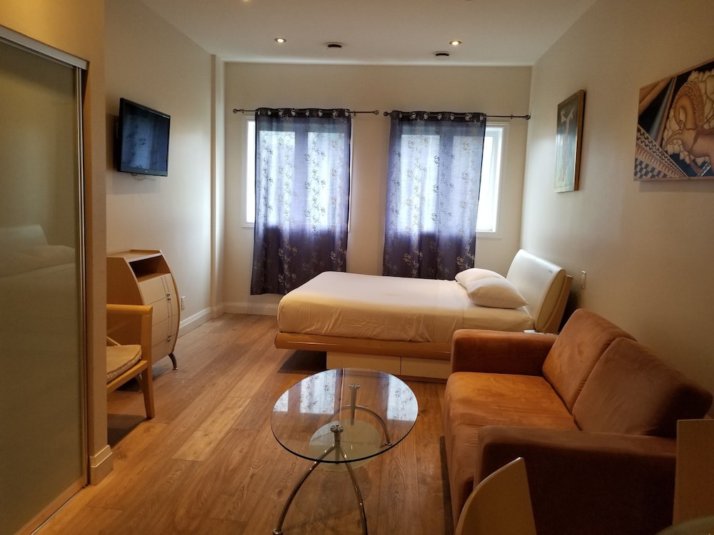 Deluxe 1 King Bed