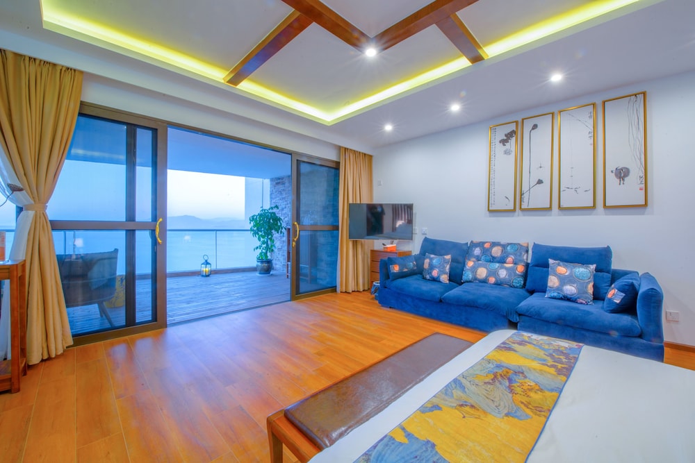 Suite, Sea View