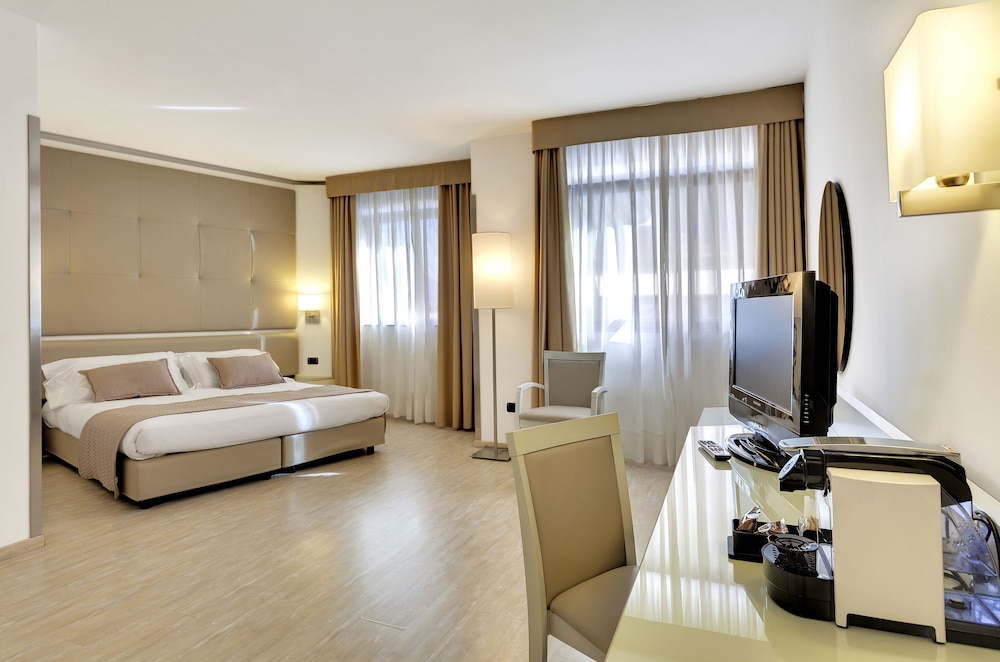 Standard Double or Twin Room - Photo 7
