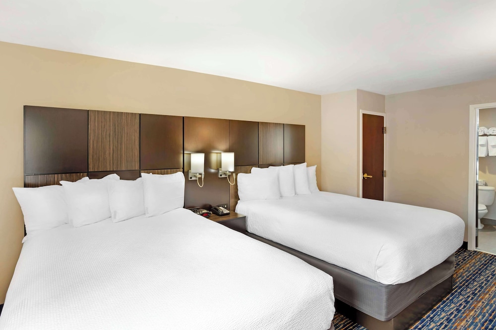 Suite, 2 Queen Beds, Non Smoking, Refrigerator - Photo 4