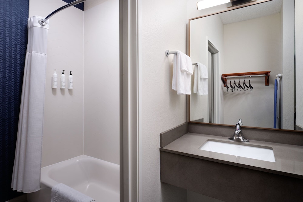 Room, 1 King Bed (Mobility Accessible, Tub) - Photo 7