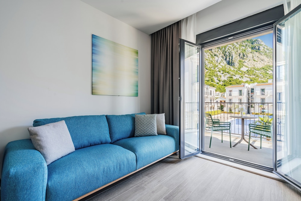 Apartment, 1 Bedroom, Balcony, Pool View