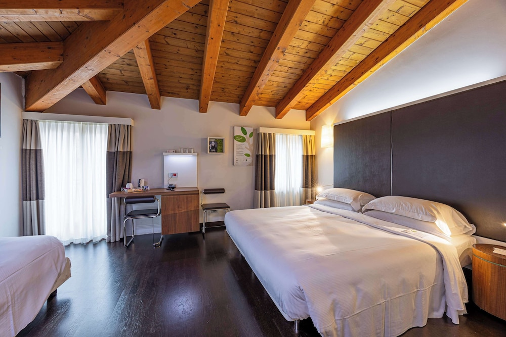 Standard Triple Room, 1 King Bed - Photo 2