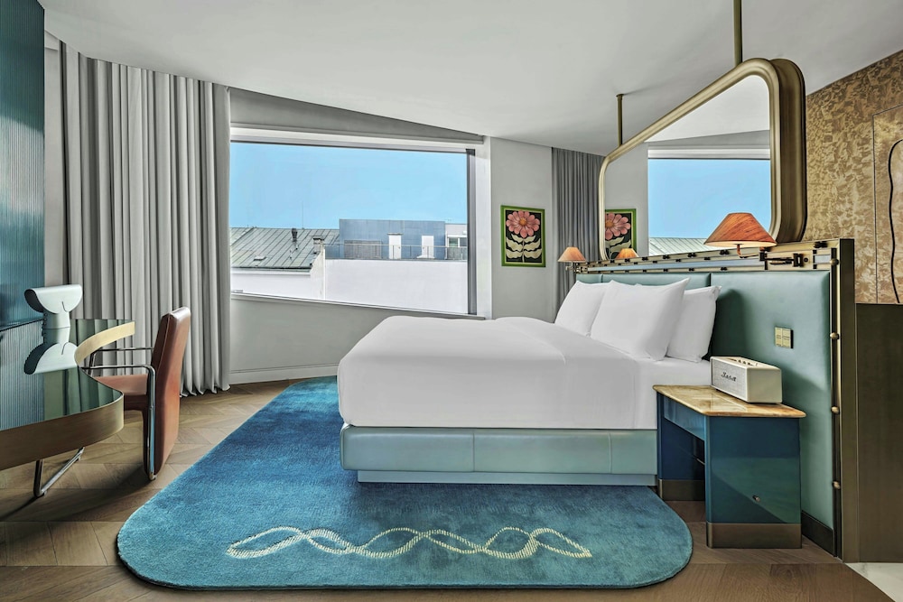 Suite, 1 King Bed, City View