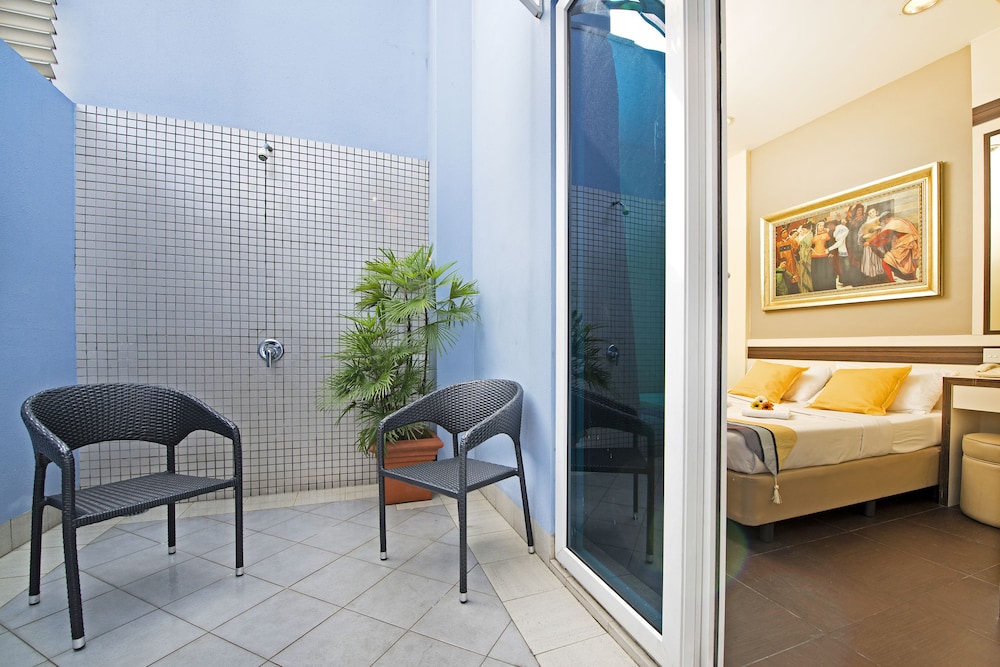 Superior Room, 1 Queen Bed photo 2
