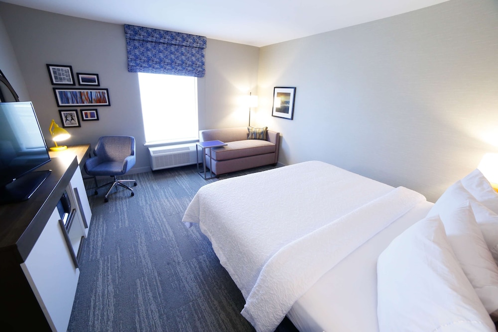 Room, 1 King Bed, Non Smoking, Refrigerator & Microwave