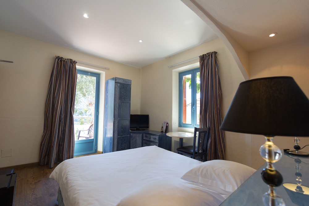Superior Double Room, Mountain View, Sea Facing photo 1