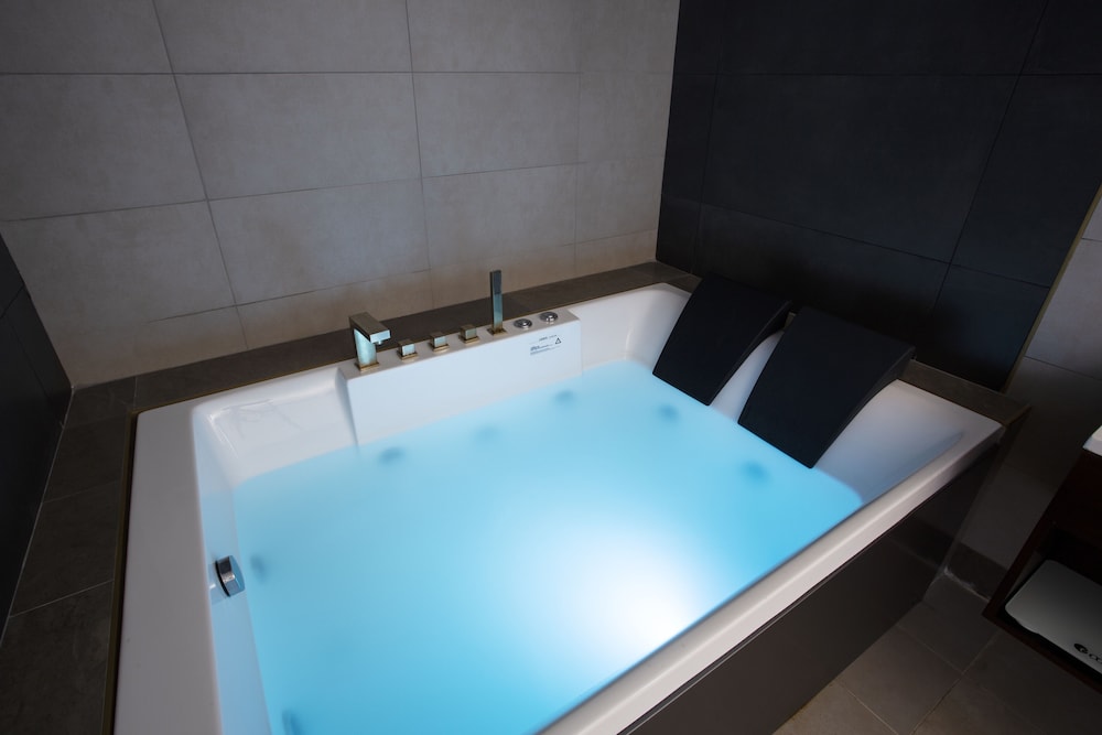 Executive Suite - Photo 8