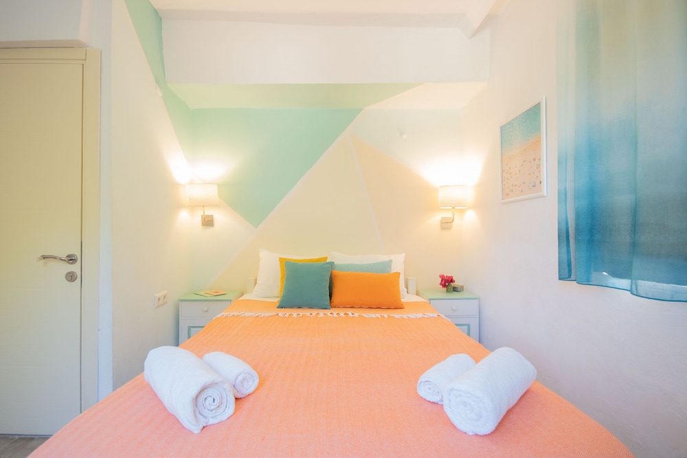 No 6 Concept Room with Balcony - Photo 8