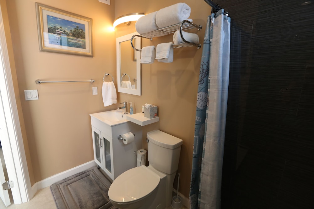 Premium Room, 1 King Bed, Non Smoking, Pool View (Poolside King Room 1) photo 3
