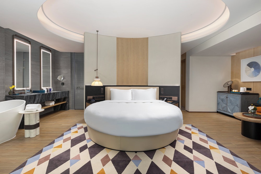 Premium Room, 1 King Bed (Round King)