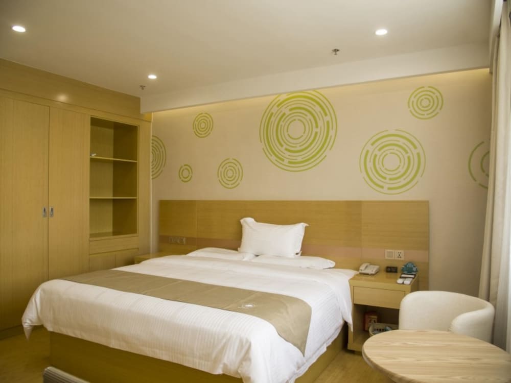 Classic Room, 1 King Bed photo 3