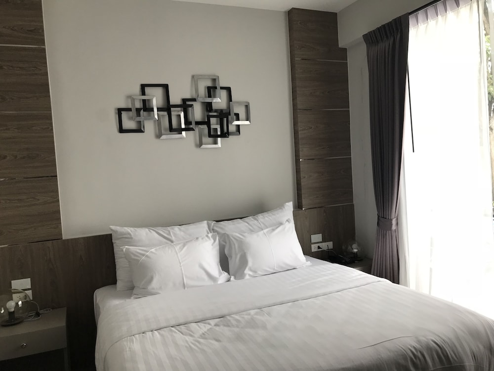 Deluxe Room, 1 King Bed photo 2