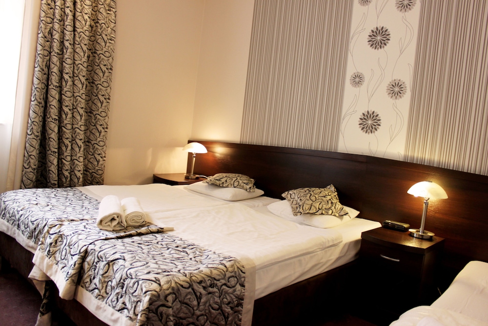 Deluxe Double or Twin Room (Monet) - Photo 1