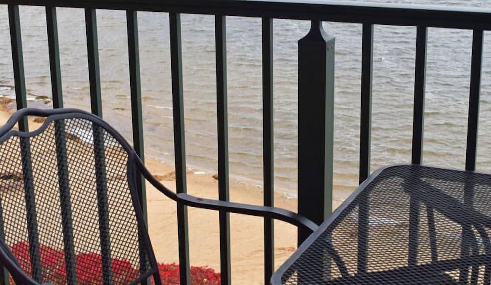 King Bed Lakefront Balcony photo 3