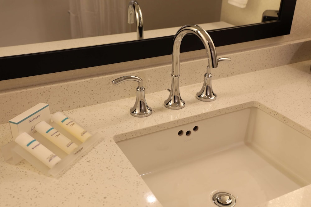 Room, 1 King Bed, Accessible, Non Smoking (Hearing, Roll-In Shower)