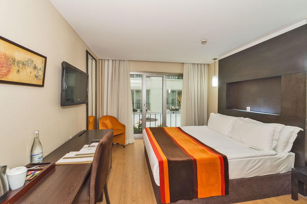Standard Double Room, 1 Double Bed, Courtyard View photo 2