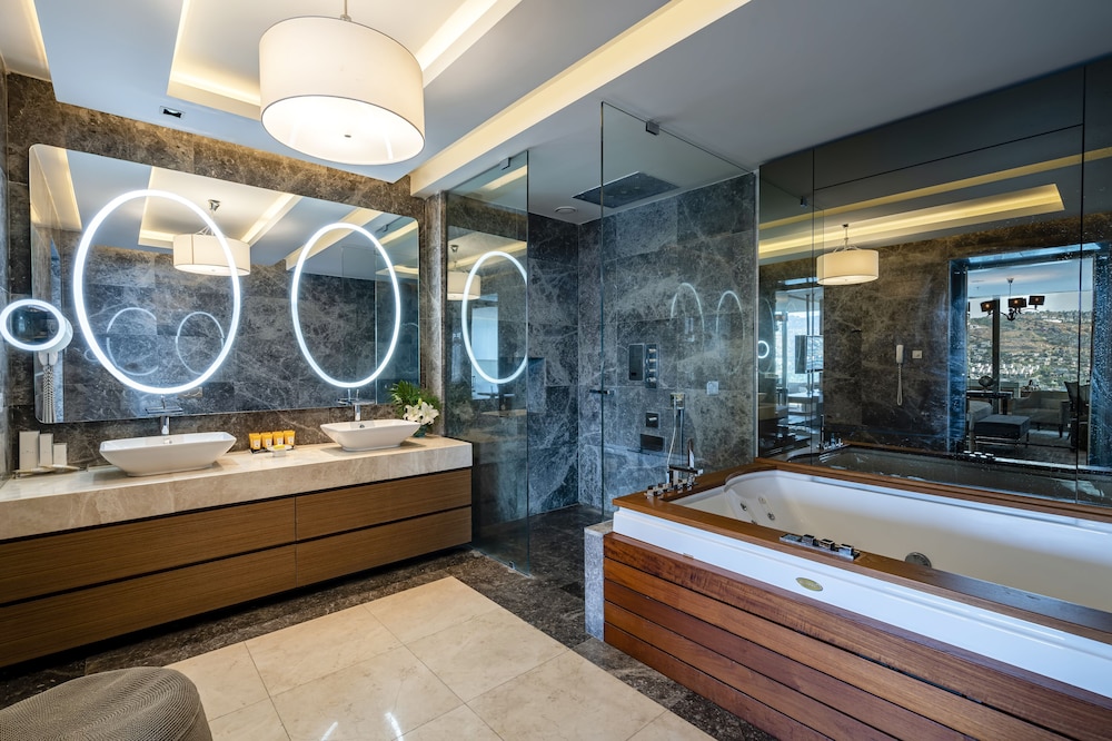 Suite (Panaroma, With Living Room) thumbnail 6