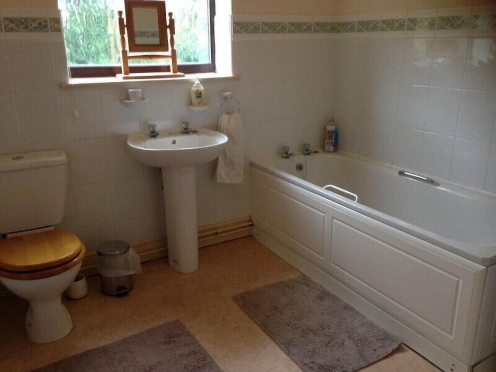 Triple Room, Ensuite (Bath only) photo 3