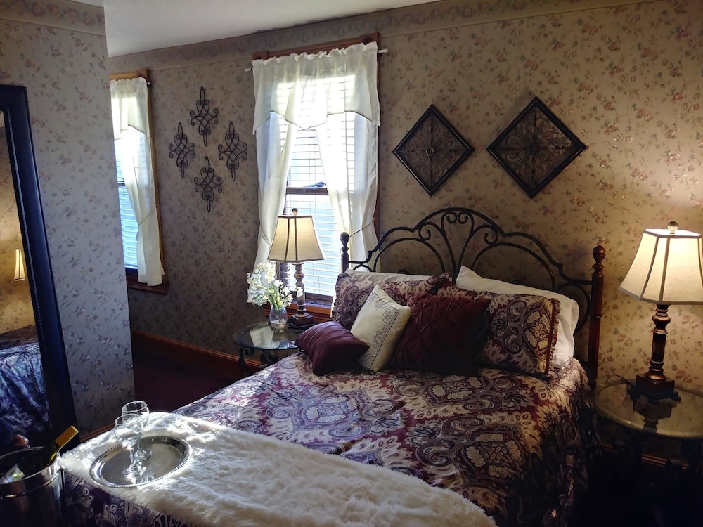 Miss Lilly's Room (306) photo 2