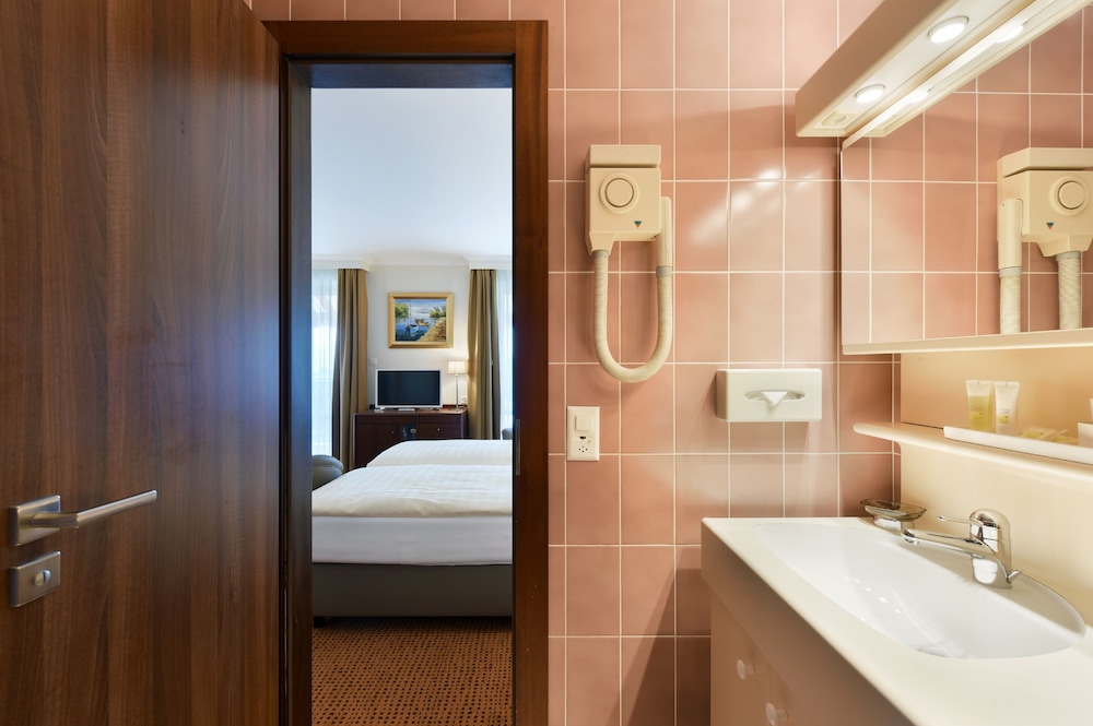 Superior Twin Room, Balcony, Lake View - Photo 10