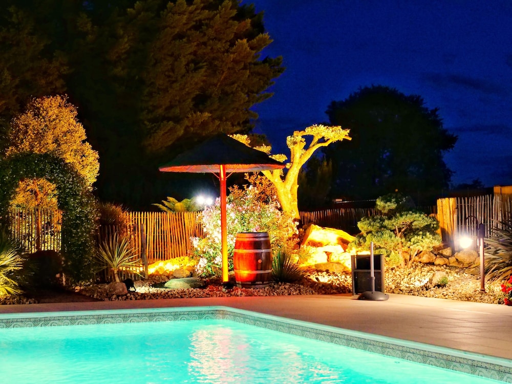 Family Cottage, Private Bathroom, Pool View (Le Petit Champigny) photo 2