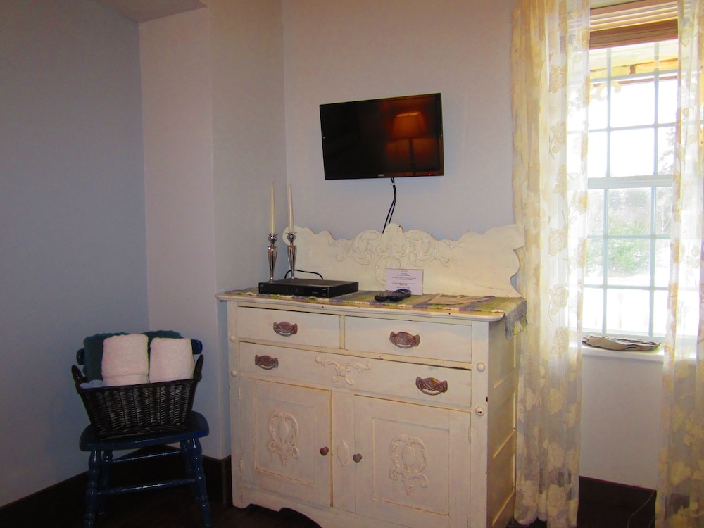 Standard Room, 1 Queen Bed, Shared Bathroom (Room 4)