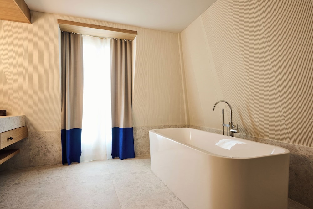 Suite - Photo 5