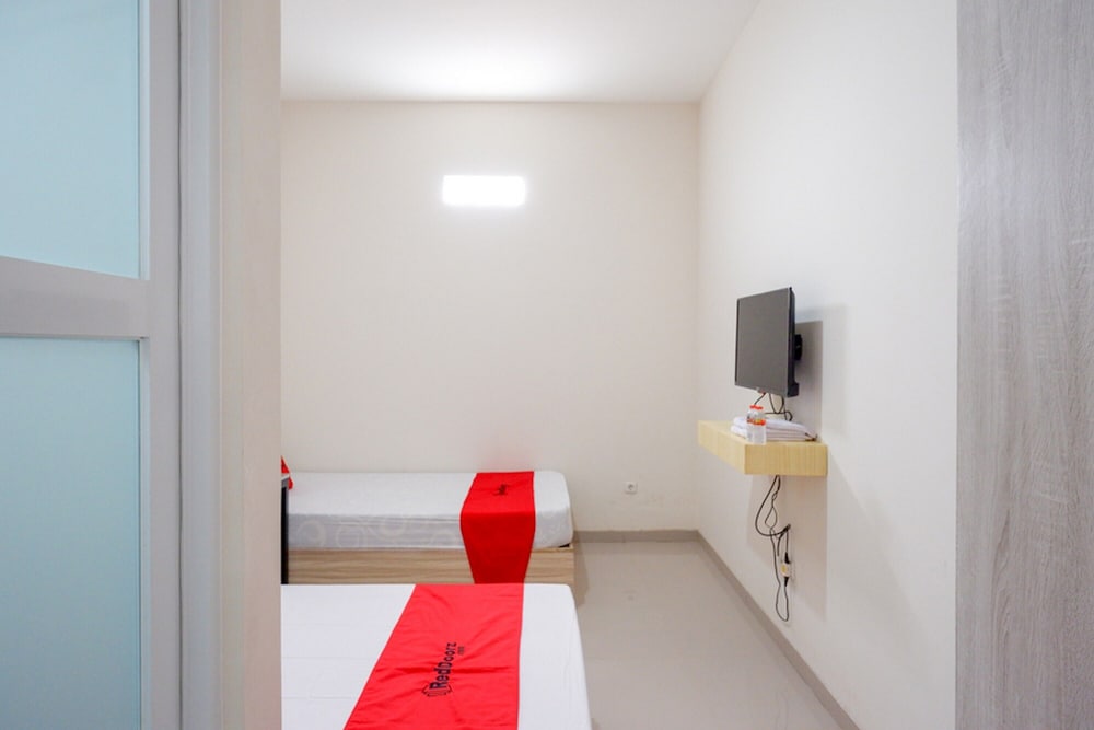 Twin Room (Reddoorz) - Photo 7