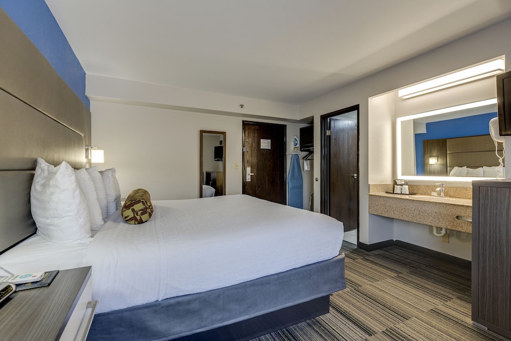 Deluxe Room, 1 King Bed - Photo 9