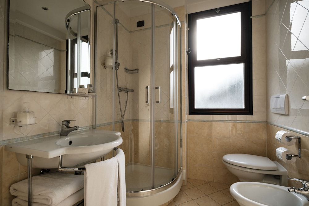 Double Room - Photo 8