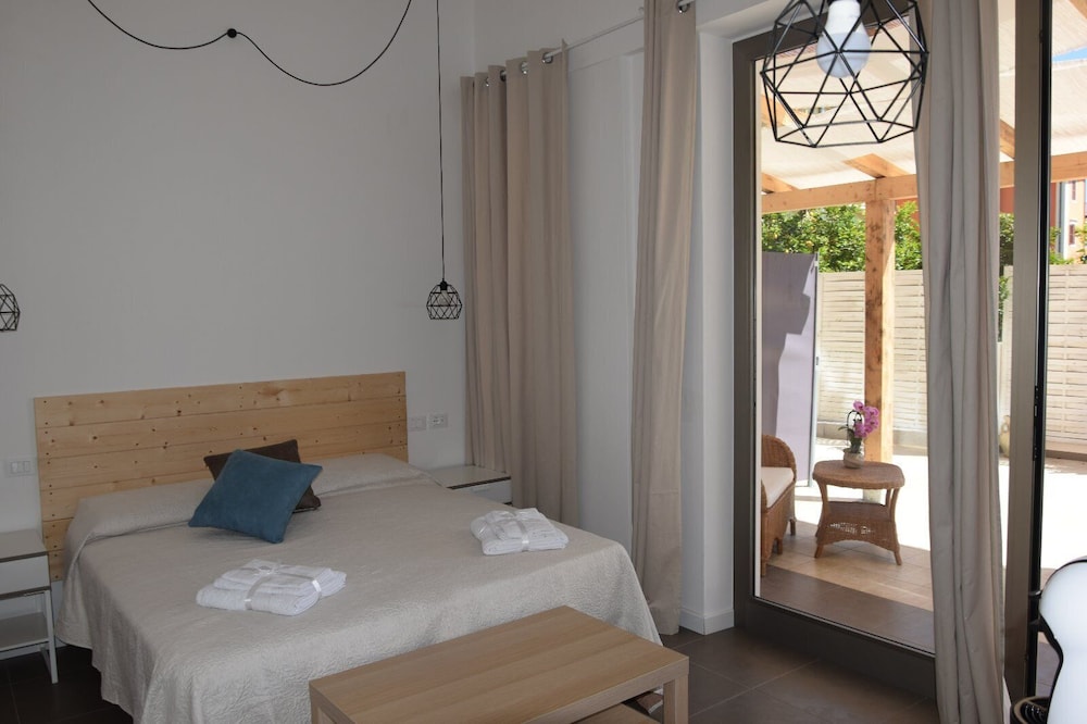 Deluxe Double Room (1)