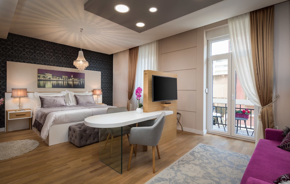 Deluxe Suite, Balcony (VIP 2)