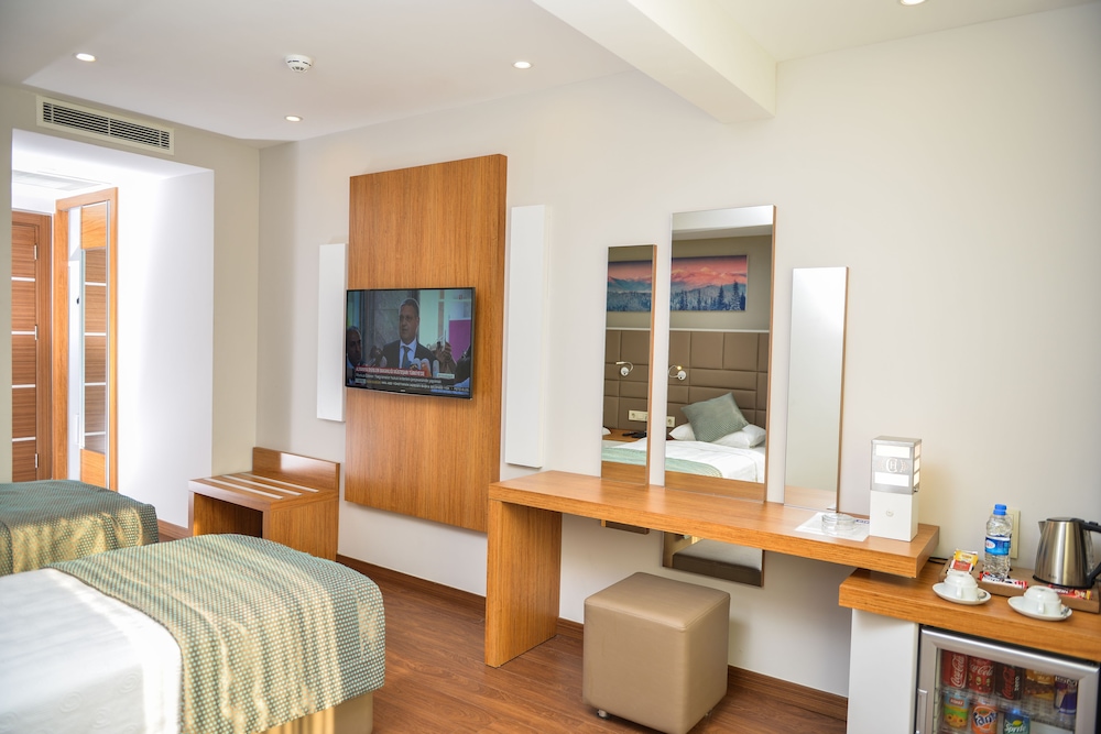 Standard Twin Room thumbnail 5