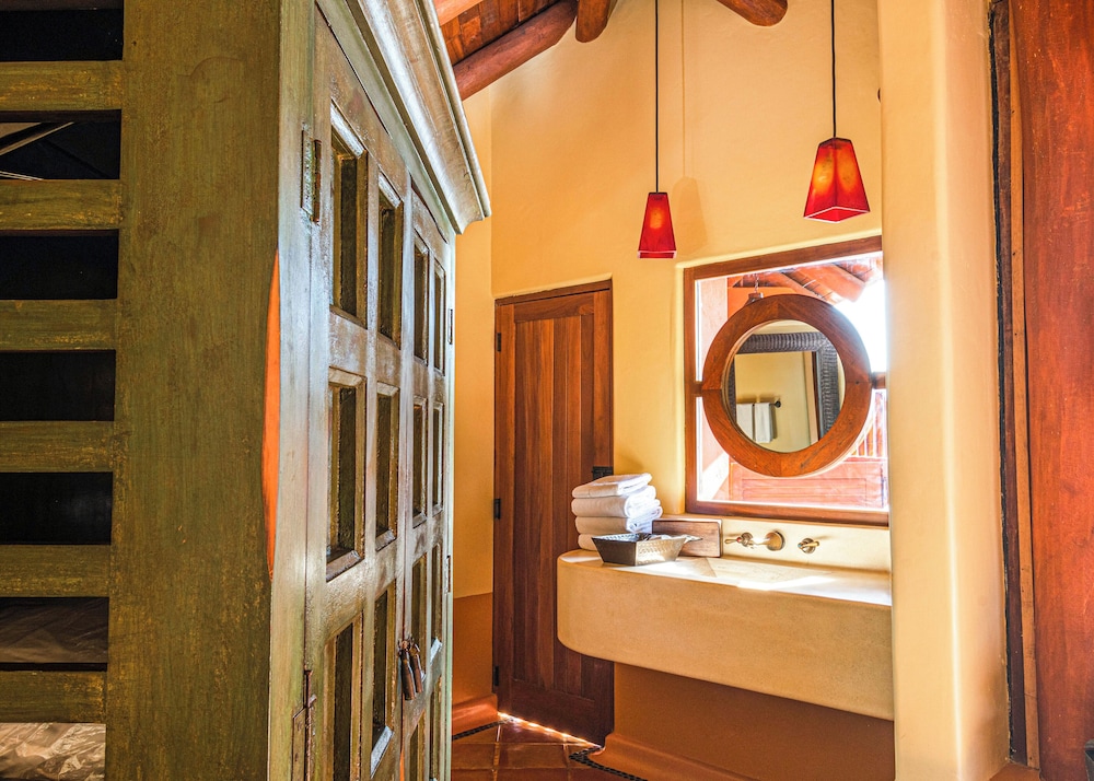 STUDIO OCEAN VIEW KING WITH PLUNGE POOL - Photo 4
