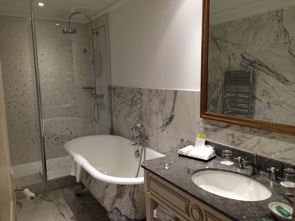 Deluxe Double Room, Private Bathroom - Photo 9