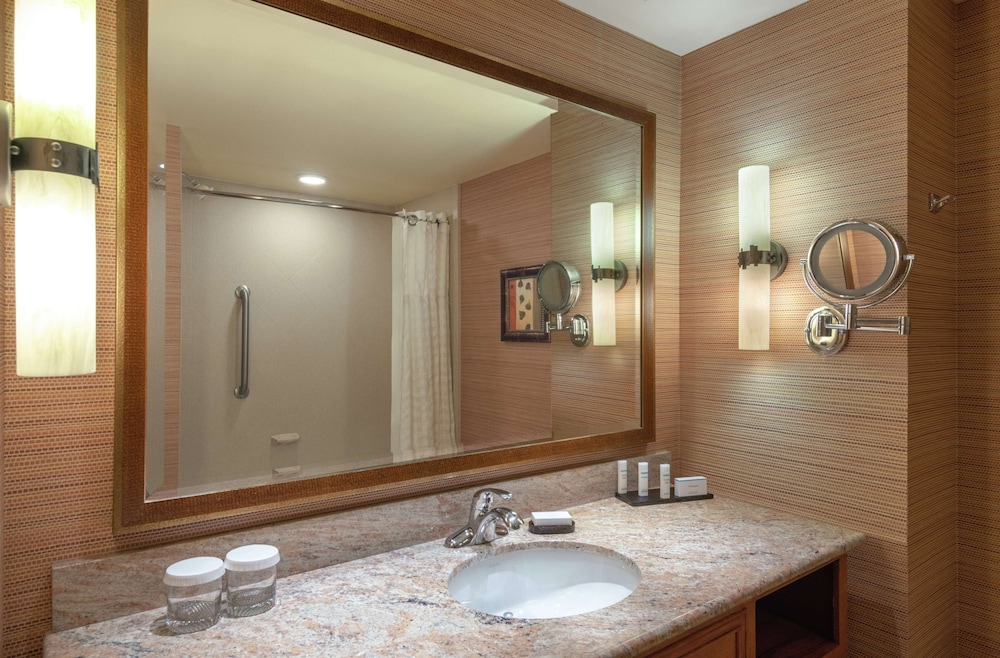Premium Suite, 1 King Bed, Non Smoking, Mountain View - Photo 9