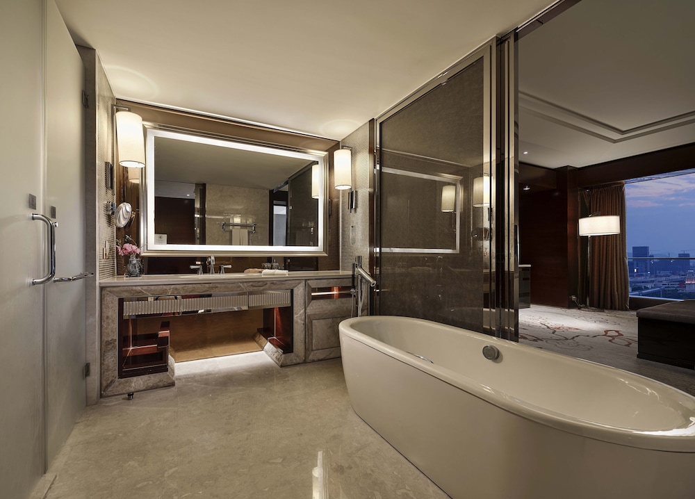 Business Suite with Garden View photo 3
