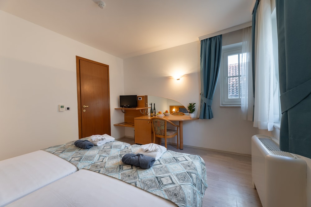Standard Room, 2 Twin Beds - Photo 4