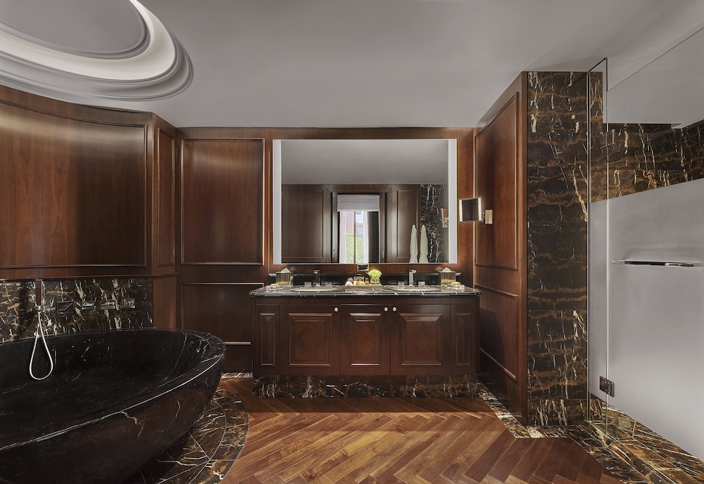 Presidential Suite thumbnail 6