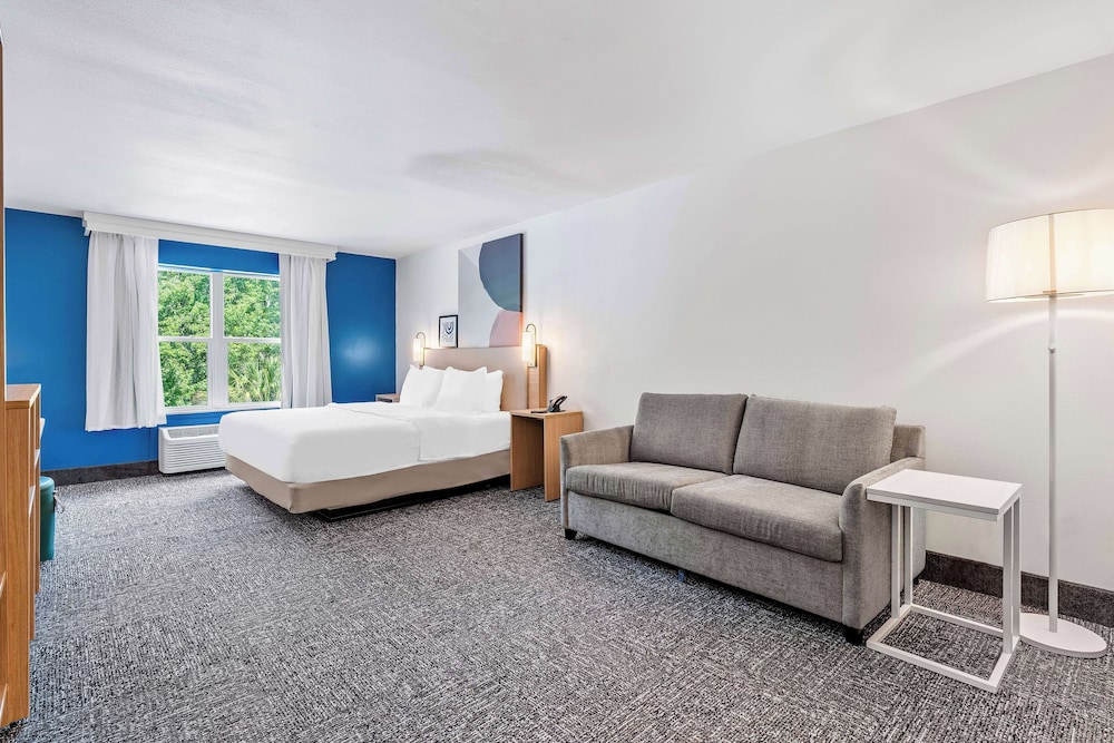 Room, 1 King Bed, Accessible (Hearing) - Photo 1