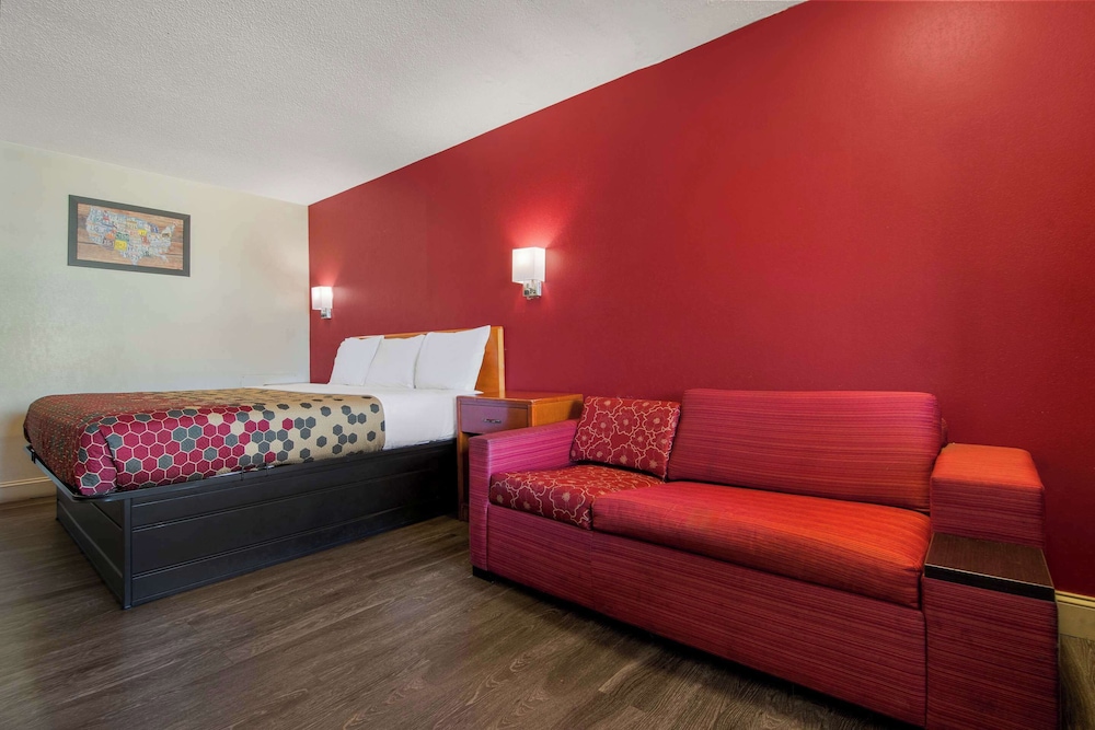 Standard Room, 1 King Bed, Smoking - Photo 1