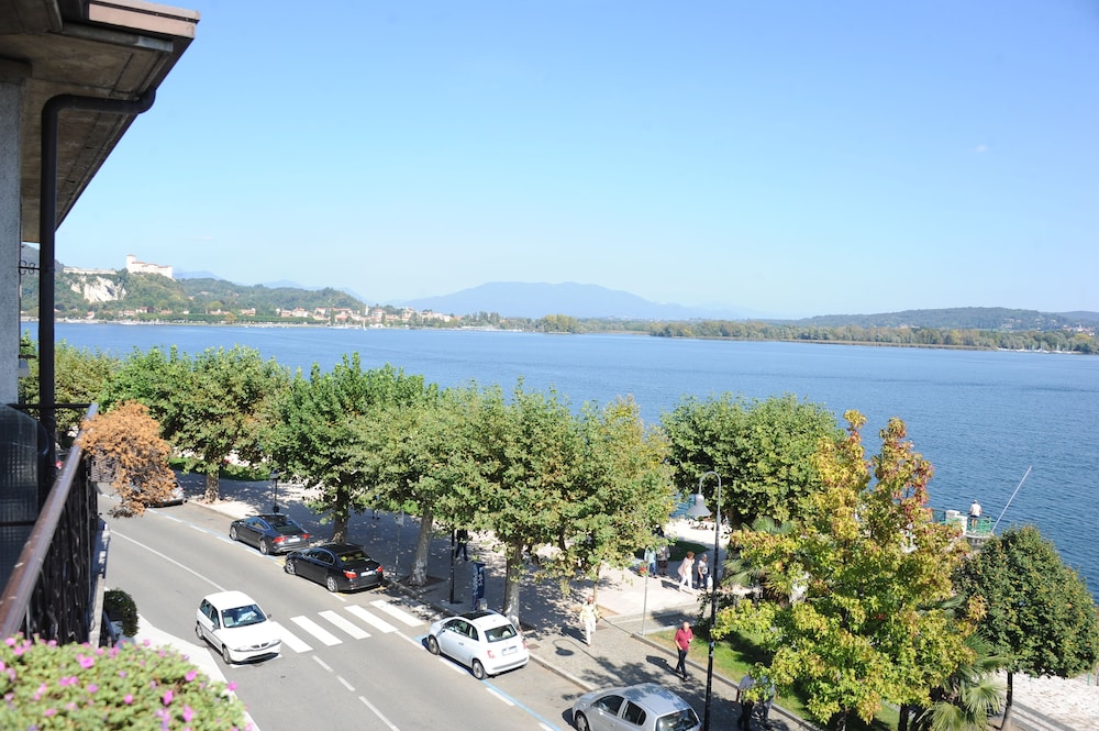 Superior Room, 1 Queen Bed, Balcony, Partial Lake View - Photo 2