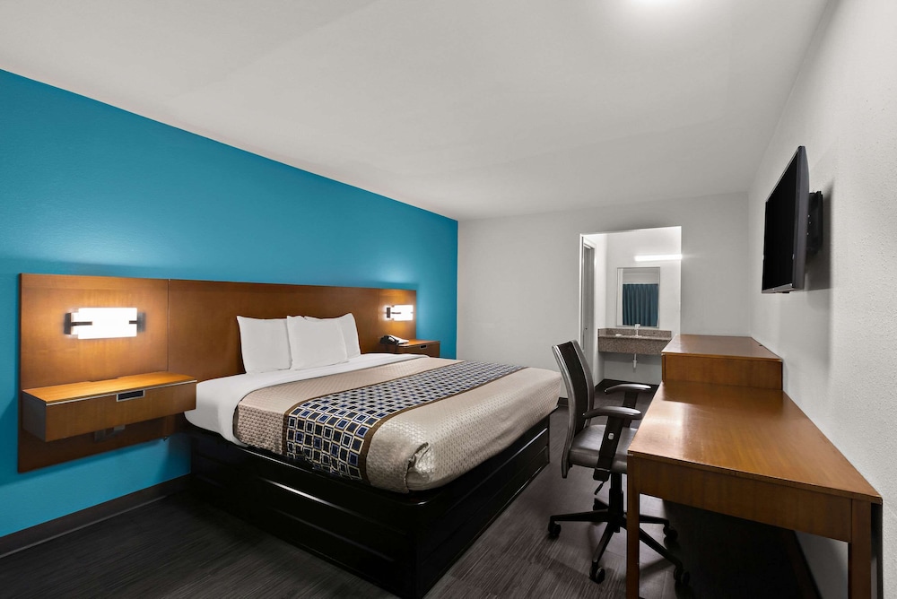 Standard Room, 1 King Bed, Non Smoking - Photo 2