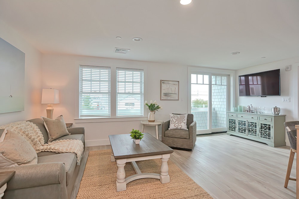 Premier Condo, 1 Bedroom, Balcony, Ocean View