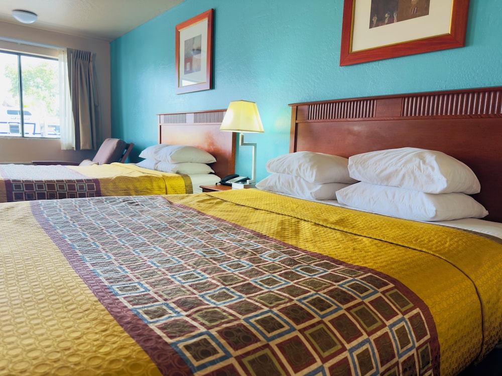 Standard Room, 2 Queen Beds (Downstairs, South Side) photo 1